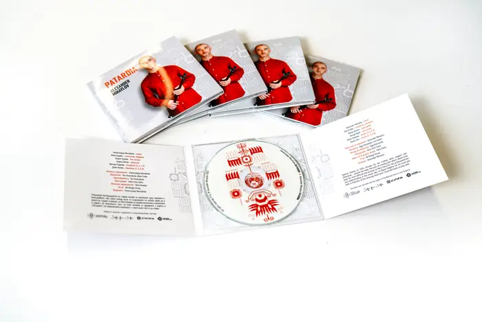 Digipack με βιβλιαράκι — μουσικό άλμπουμ