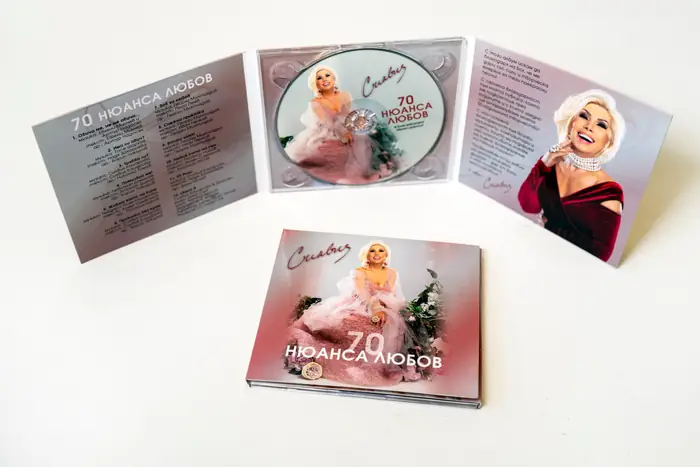 Digipack με βιβλιαράκι — ποπ άλμπουμ