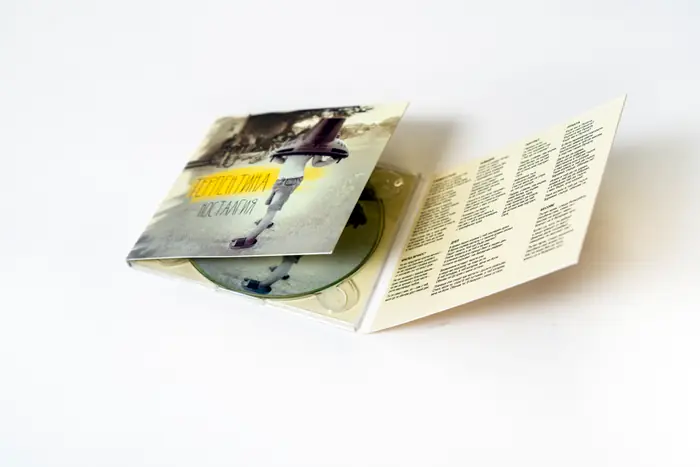 Digipack με βιβλιαράκι — παραδοσιακό άλμπουμ